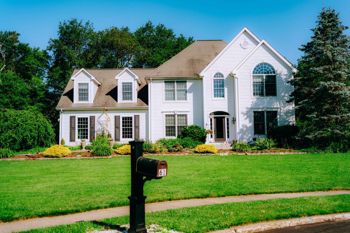 House with a green front lawn and a mailbox.